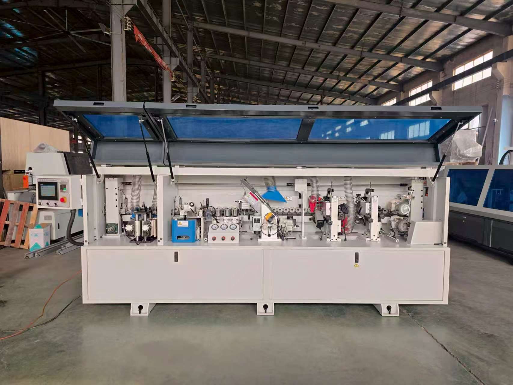 RG550DY automatic edge bander in the Endys China workshop